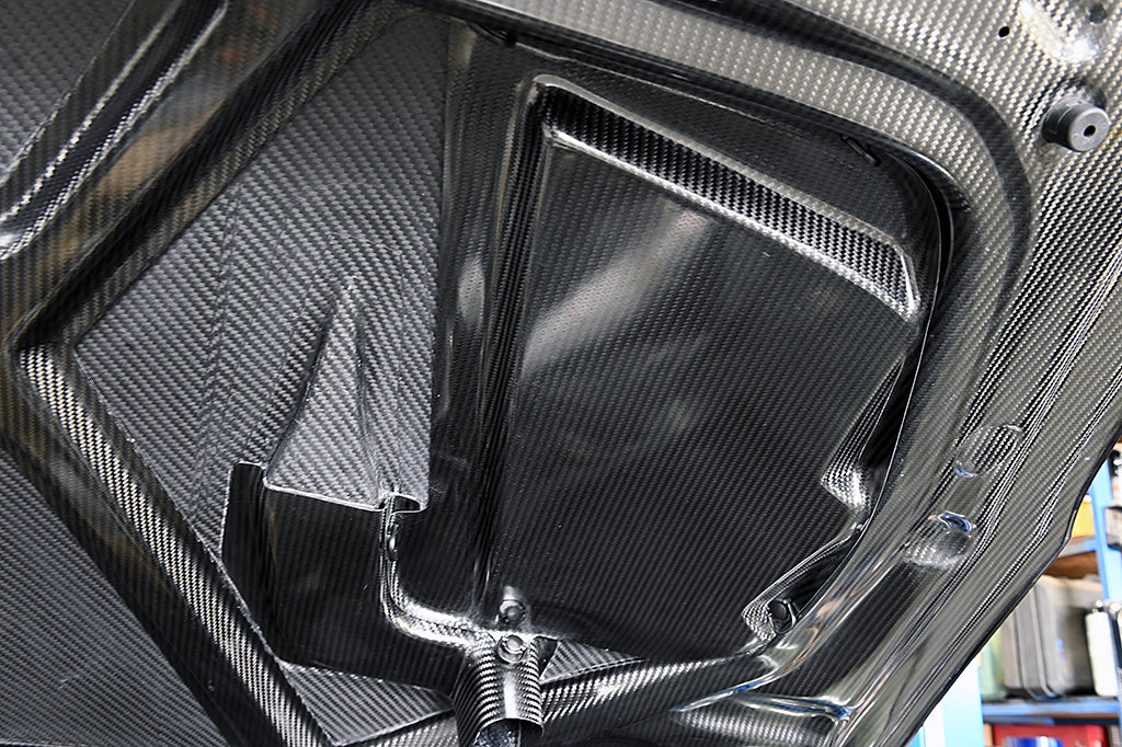R35 Dry Carbon M17 Aero Bonnet